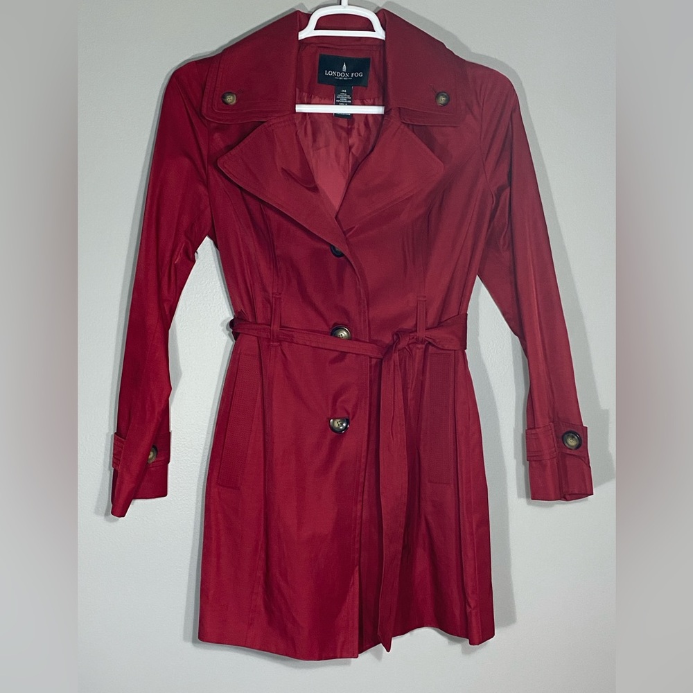 London Fog Red Trench Rain Coat S
Very good condition 
Belted
Warm
Comfort